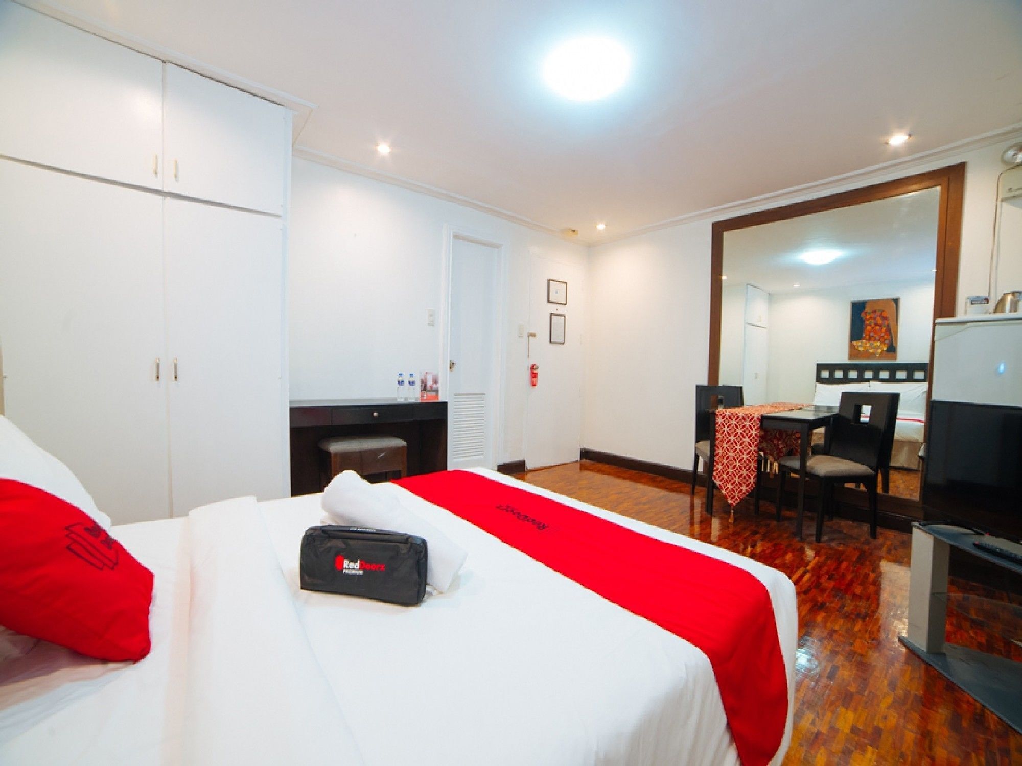 Reddoorz Premium Near Greenbelt Makati - Vaccinated Staff Makati City Exteriör bild